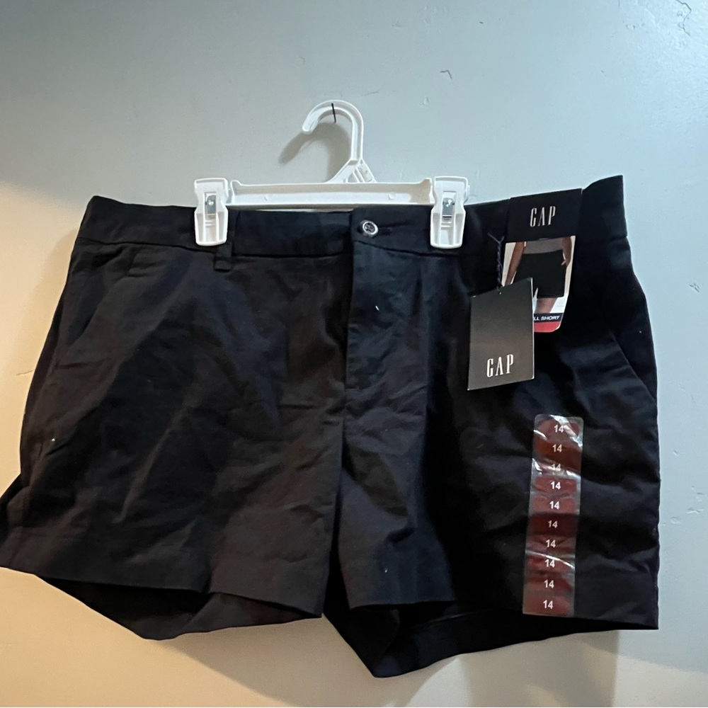 gap black shorts